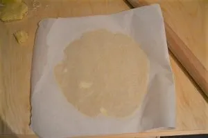 preparazione pasta frolla per il pastel vasco o gateau basque