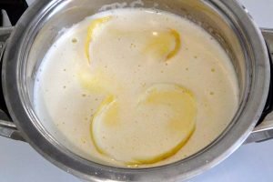 preparazione della crema per il ripieno della pastiera di riso