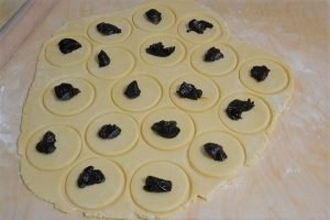 preparazione e farcitura delle raviole bolognesi