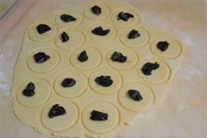 preparazione e farcitura delle raviole bolognesi