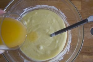 preparazione dell'impasto della torta di clementine