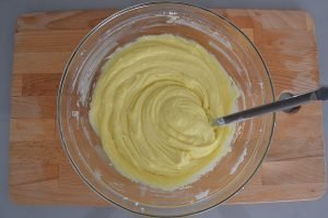 preparazione impasto torta morbida con pere e gocce di cioccolato