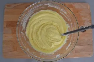 preparazione impasto torta morbida con pere e gocce di cioccolato
