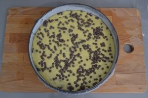 preparazione torta morbida con pere e gocce di cioccolato