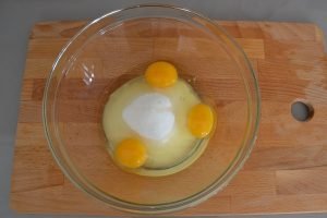 inizio preparazione della torta morbida con pere e gocce di cioccolato