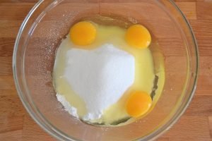 ingredienti della torta versata con crema al latte