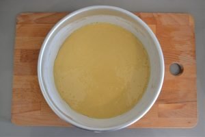ricetta della torta versata con crema al latte preparazione