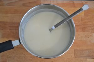 preparazione della torta versata con crema al latte