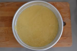 ricetta della torta versata con crema al latte impasto