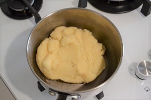 preparazione dell'impasto per le zeppole di san giuseppe al forno