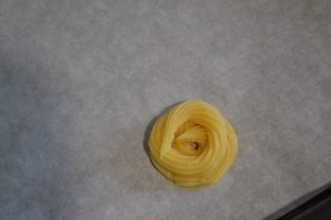 dettaglio di una zeppola di san giuseppe da cuocere al forno