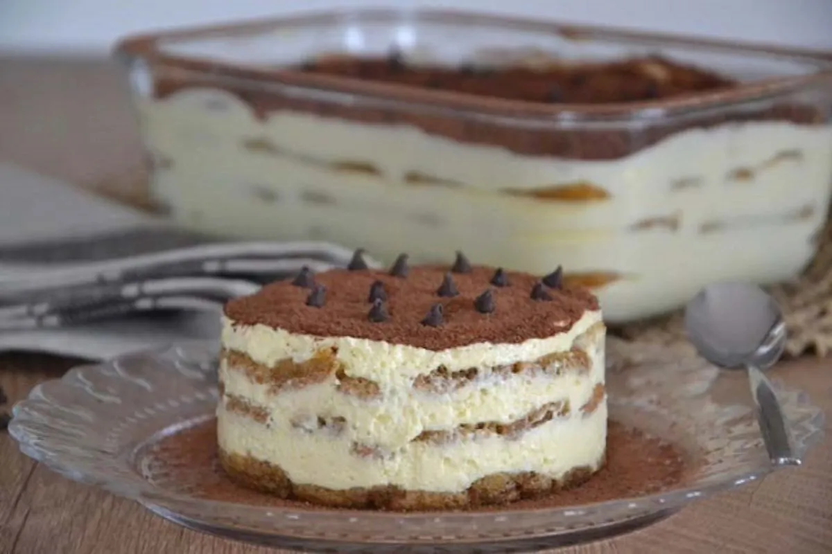 piatto di presentazione ricetta tiramisù