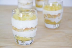 primo piano bicchiere di tiramisù mimosa all'ananas