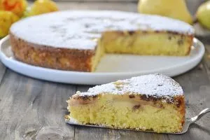 torta con pere e gocce di cioccolato primo piano