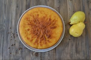 torta morbida con pere e gocce di cioccolato sfornata