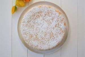 presentazione torta versata con crema al latte