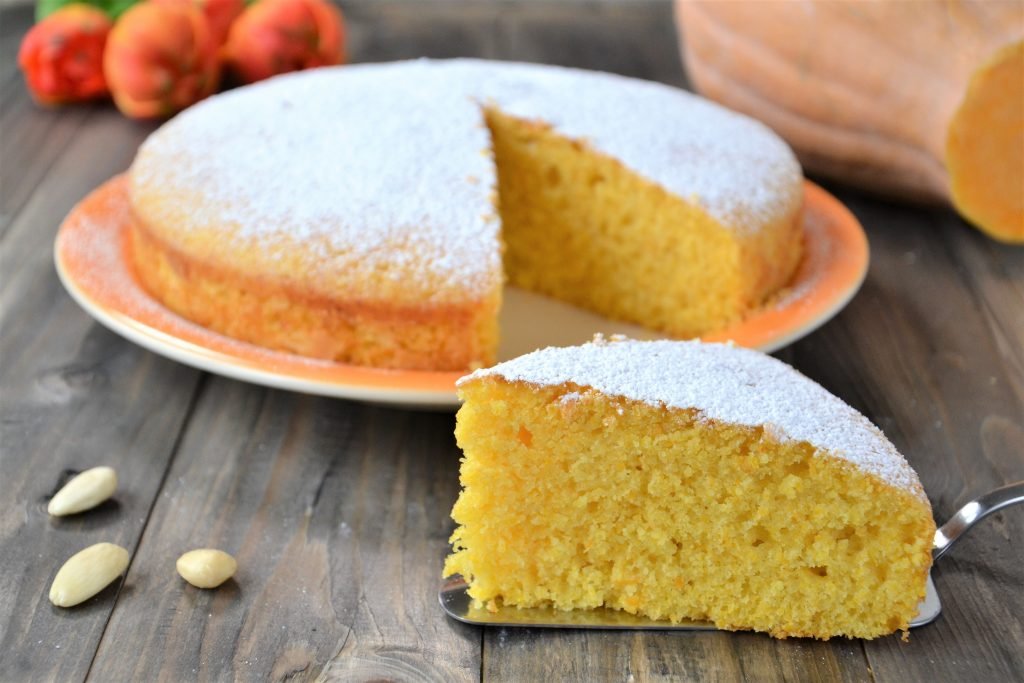 porzione di torta alla zucca con mandorle