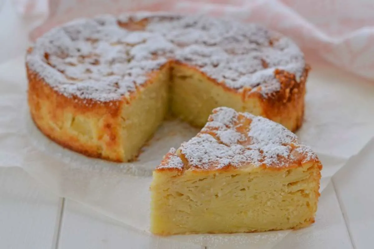 fetta di torta di mele cremosa con zucchero