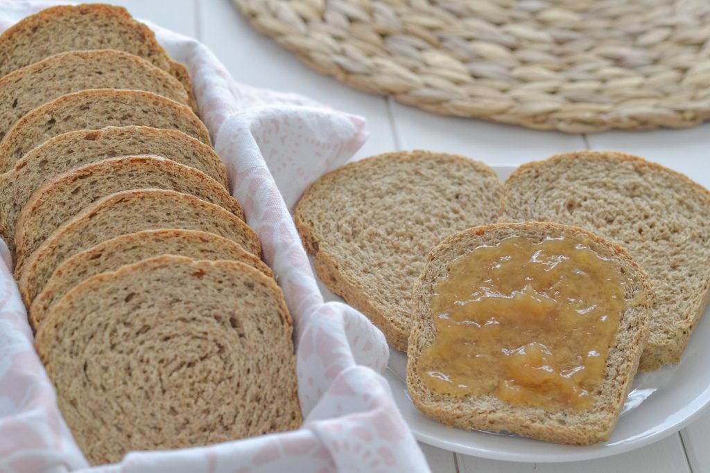 fette biscottate integrali senza zucchero con marmellata