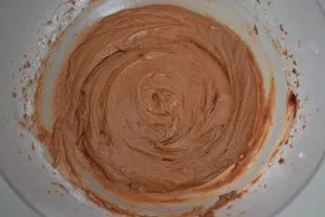 preparazione del plumcake al cioccolato fondente