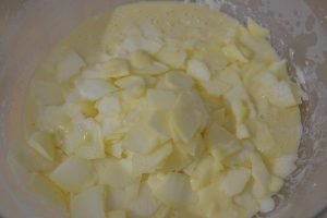 preparazione della torta di mele cremosa