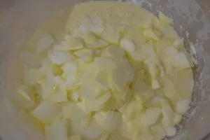 preparazione della torta di mele cremosa
