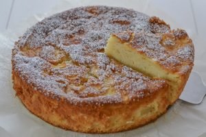 torta di mele cremosa servita