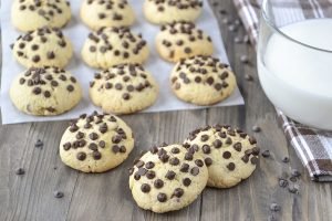 biscotti con gocce di cioccolato sfornati