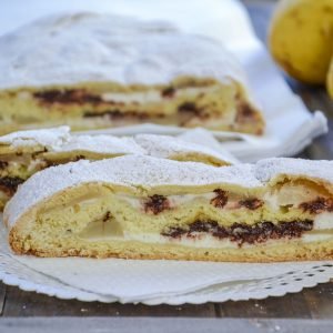 fetta di dolce con ricotta pere e cioccolato