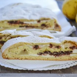 fetta di dolce con ricotta pere e cioccolato