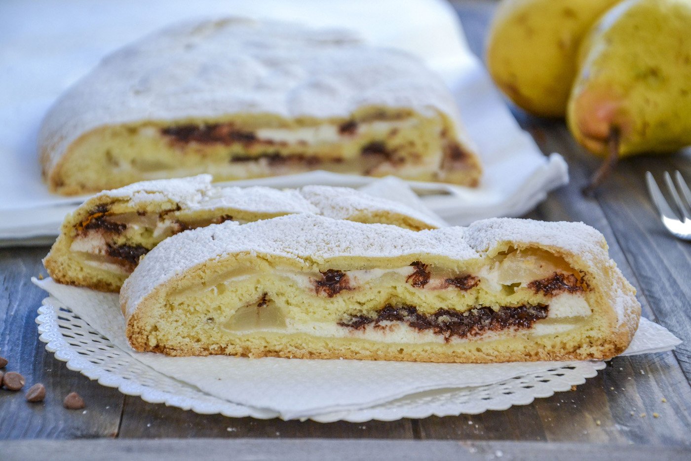 fetta di dolce con ricotta pere e cioccolato