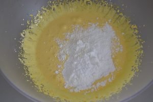 preparazione del tronchetto di natale con mascarpone e crema