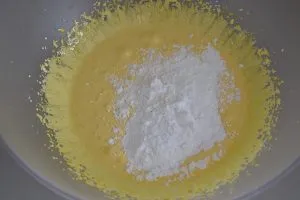 preparazione del tronchetto di natale con mascarpone e crema