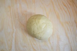 preparazione biscotti con gocce di cioccolato