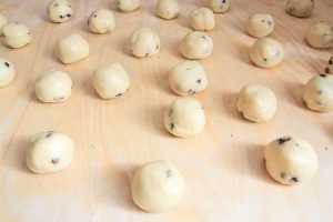 preparazione dei biscotti con gocce di cioccolato