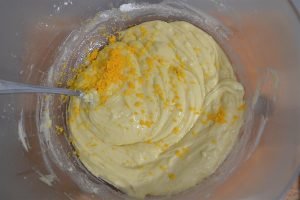 preparazione della torta all'arancia con ganache al cioccolato