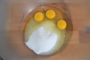 preparazione torta all'arancia con ganache al cioccolato