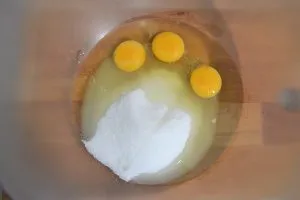 preparazione torta all'arancia con ganache al cioccolato