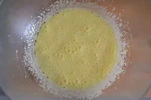 preparazione torta di castagne e amaretti