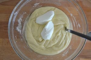 preparazione della torta variegata all'arancia e cioccolato