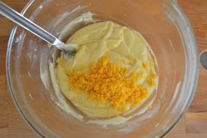 preparazione torta variegata all'arancia e cioccolato