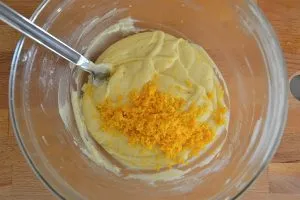 preparazione torta variegata all'arancia e cioccolato