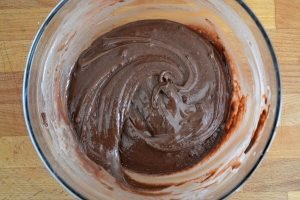 preparazione della torta variegata all'arancia e cioccolato