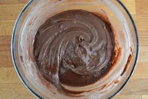 preparazione della torta variegata all'arancia e cioccolato