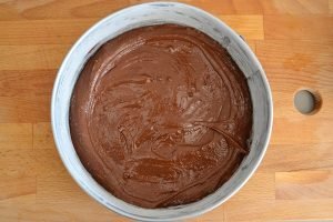 preparazione della torta variegata all'arancia e cioccolato