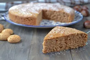 fetta di torta di castagne e amaretti con zucchero a velo
