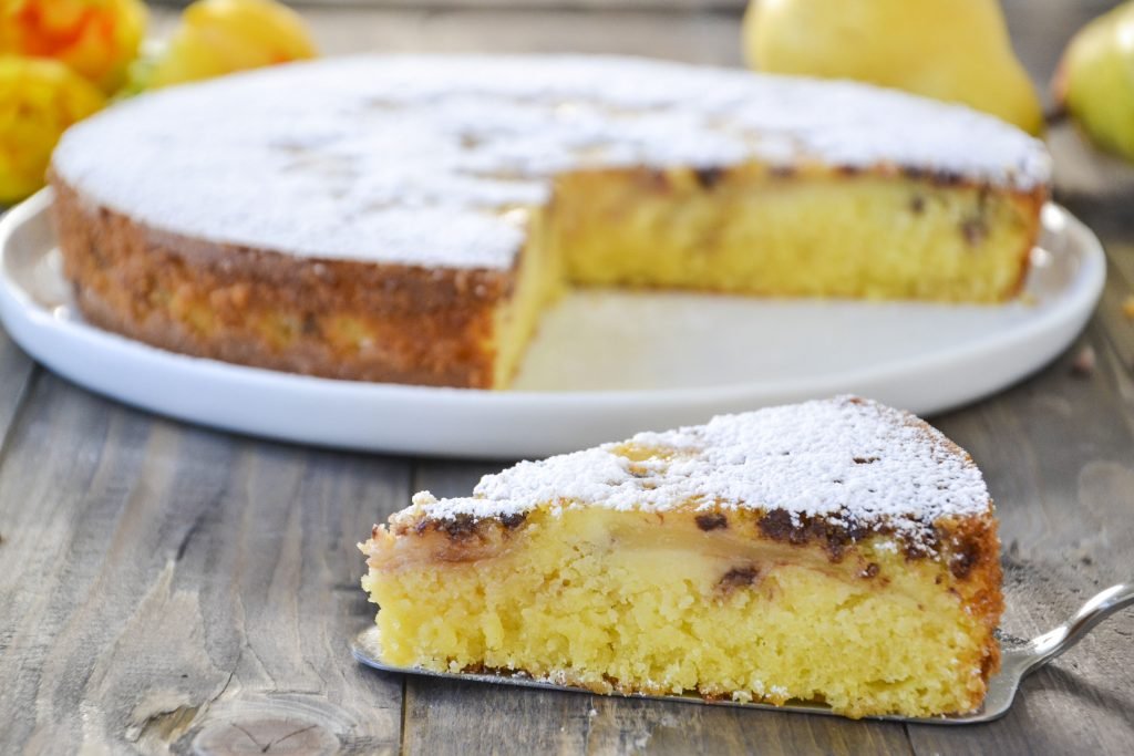 Torta morbida con pere e gocce di cioccolato primo piano