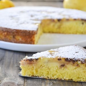 Torta morbida con pere e gocce di cioccolato primo piano