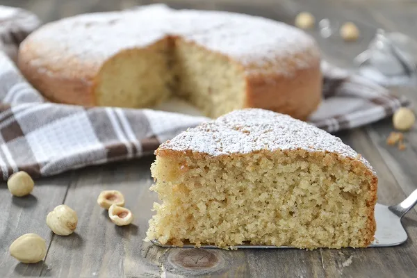 fetta di torta alle nocciole sfornata