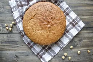 torta alle noccio sfornata